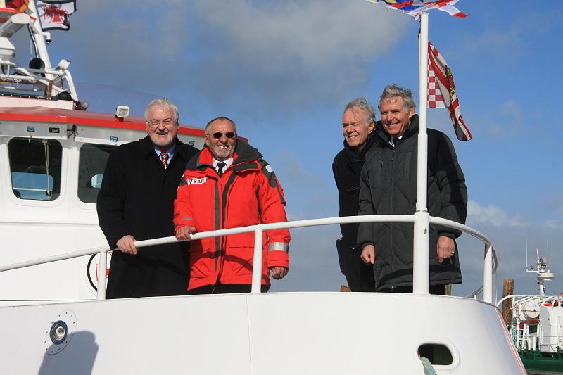 11DJ-2009-016 Bild072.JPG - Ministerpräsident Peter Harry Carstensen, hier zusammen mit dem Vormann der Station und Vorsitzern der Rettungsgesellschaft